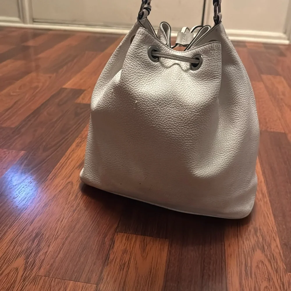 Michael Kors White Bucket Bag In GUC - Picture 2 of 7